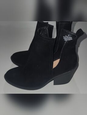 Mossimo Faux Suede Chelsea V Cut Ankle Boots Size 8